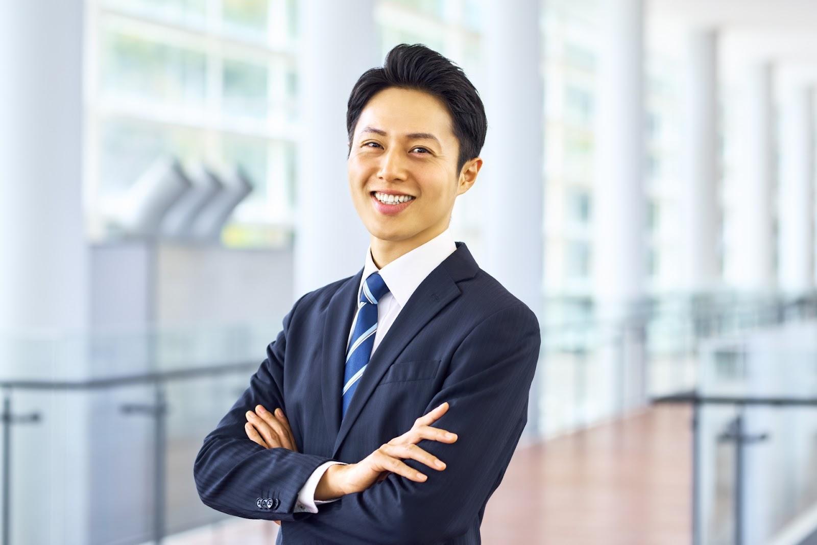 腕組みするサラリーマン 会社員 男性