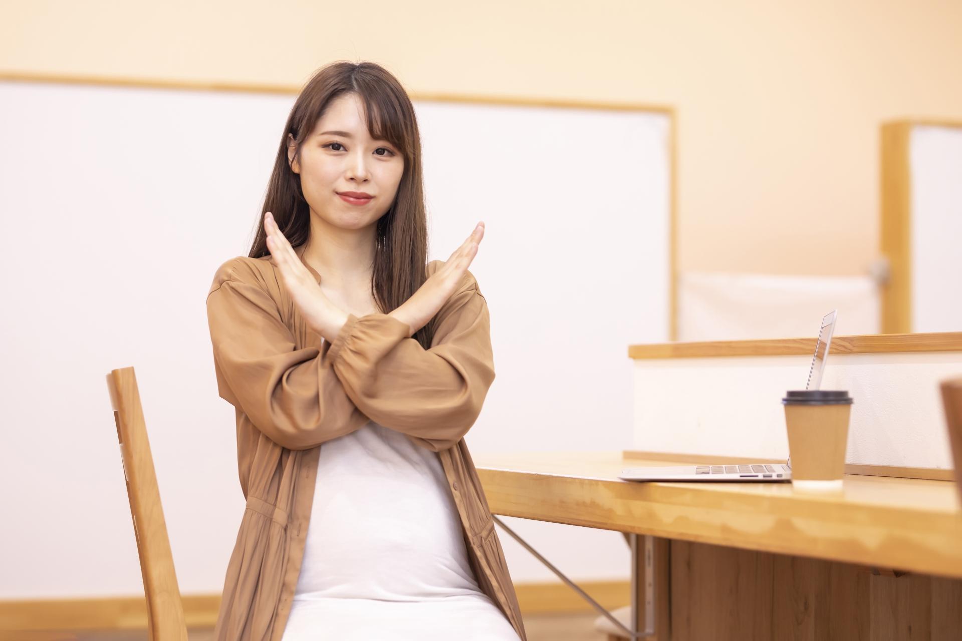 パソコンを使う妊婦のイメージ