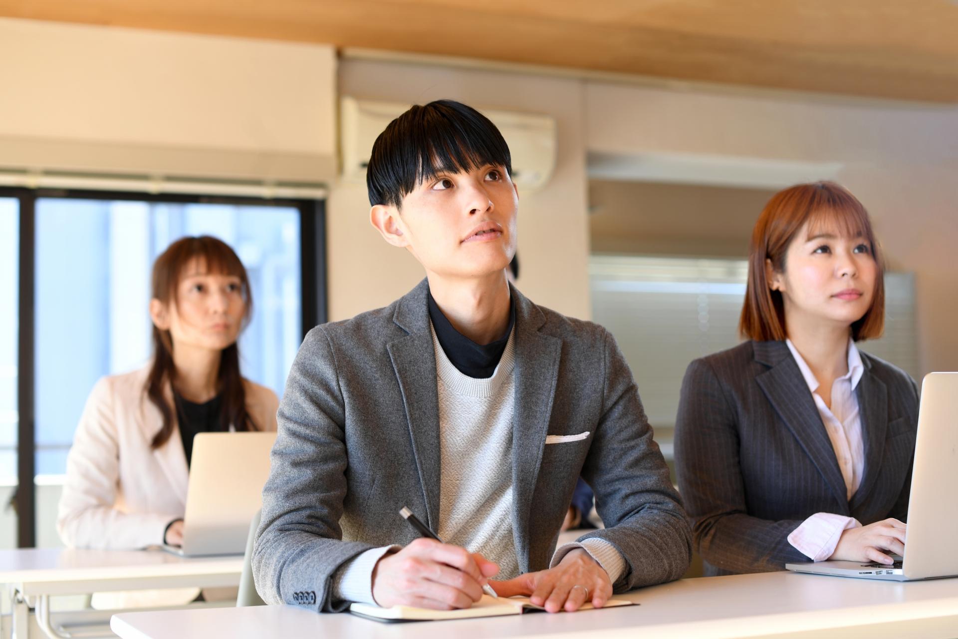 研修を受ける複数の男女のビジネスパーソン