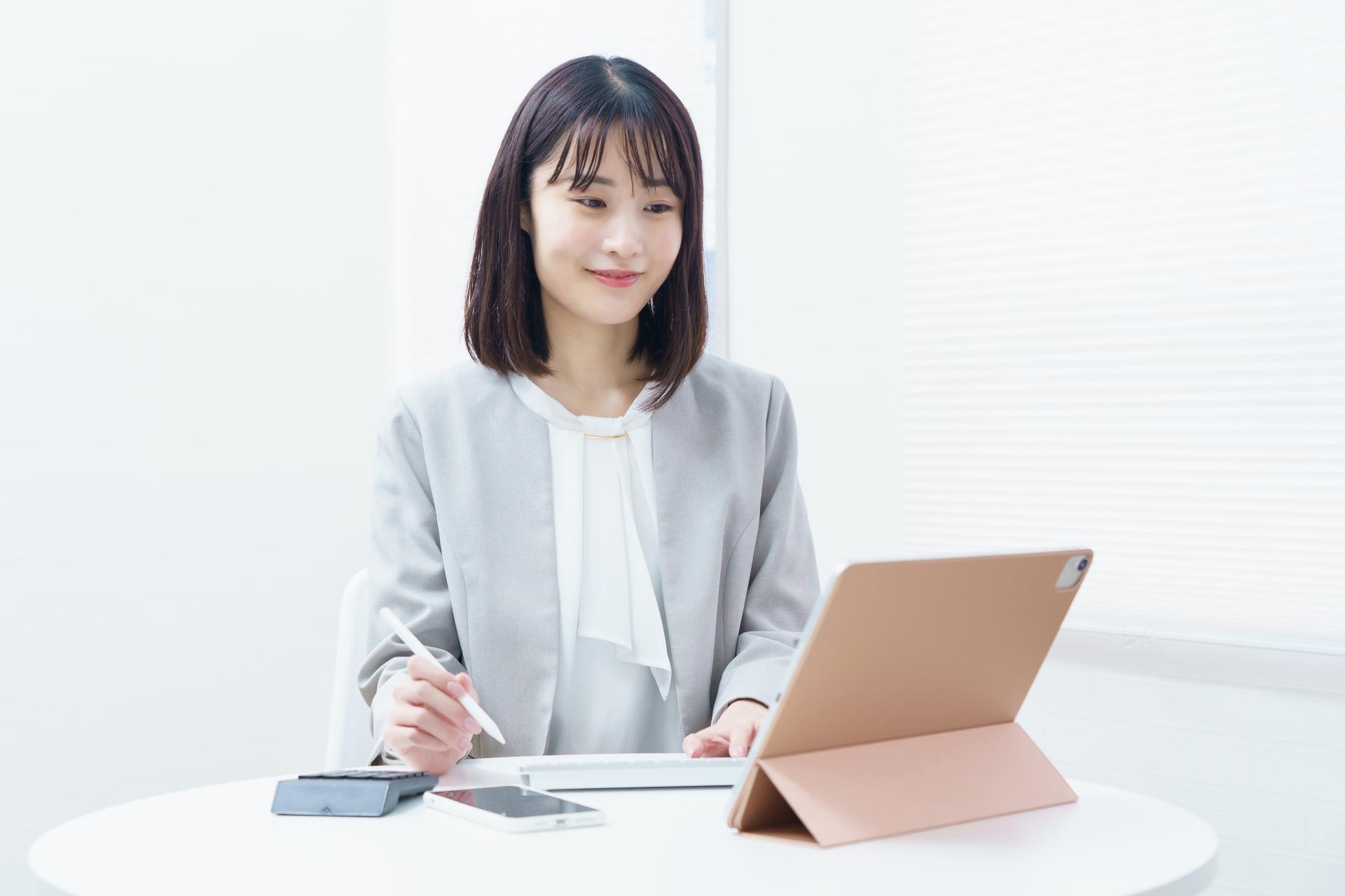 仕事をする女性