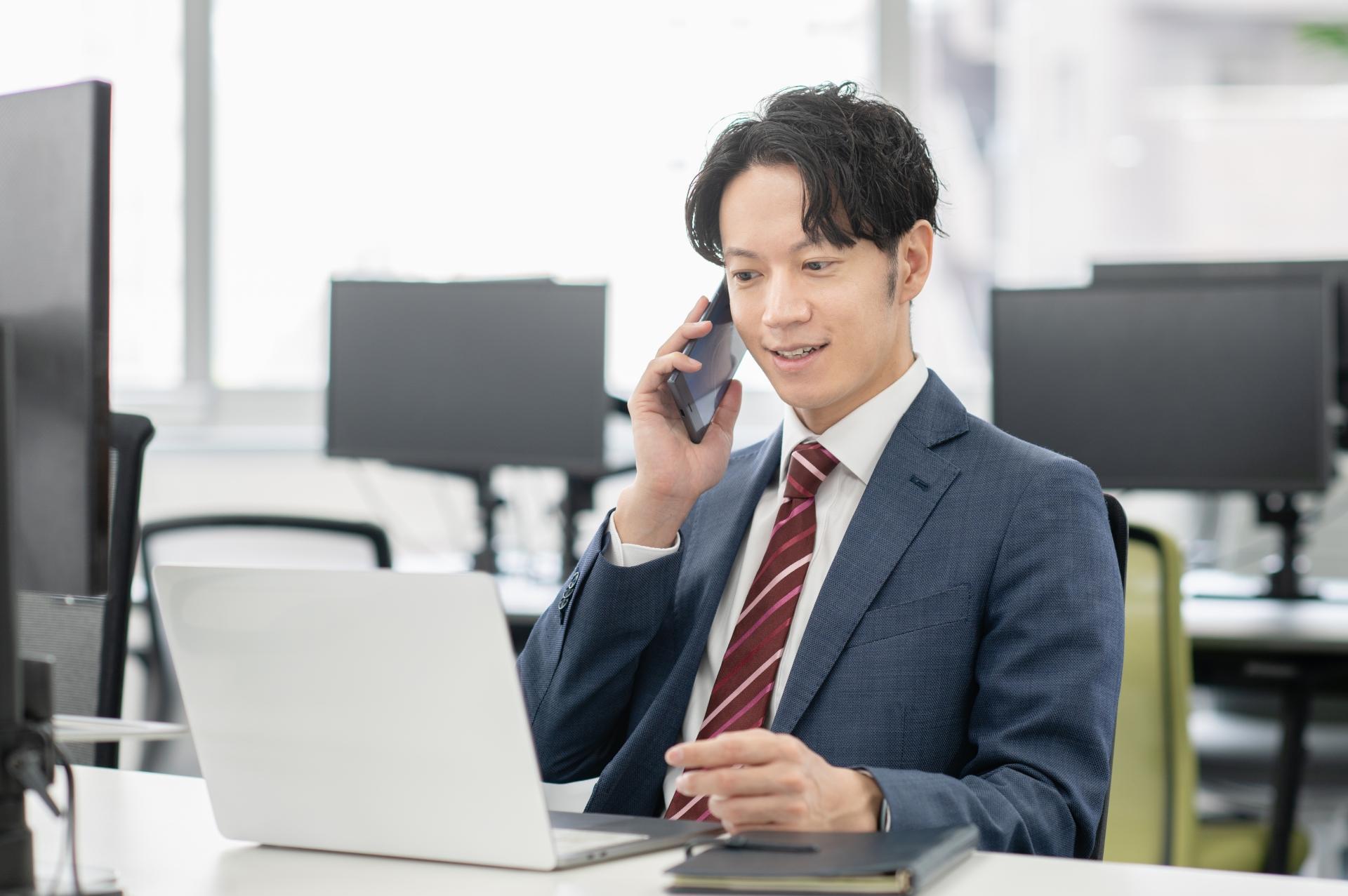 オフィスで仕事する若いビジネスマン